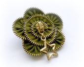Vintage Brooch -Zipper Pin. Approx 2,6 in/ 6,5 cm - green -eco friendly, YKK Zipper,recycled jewelry