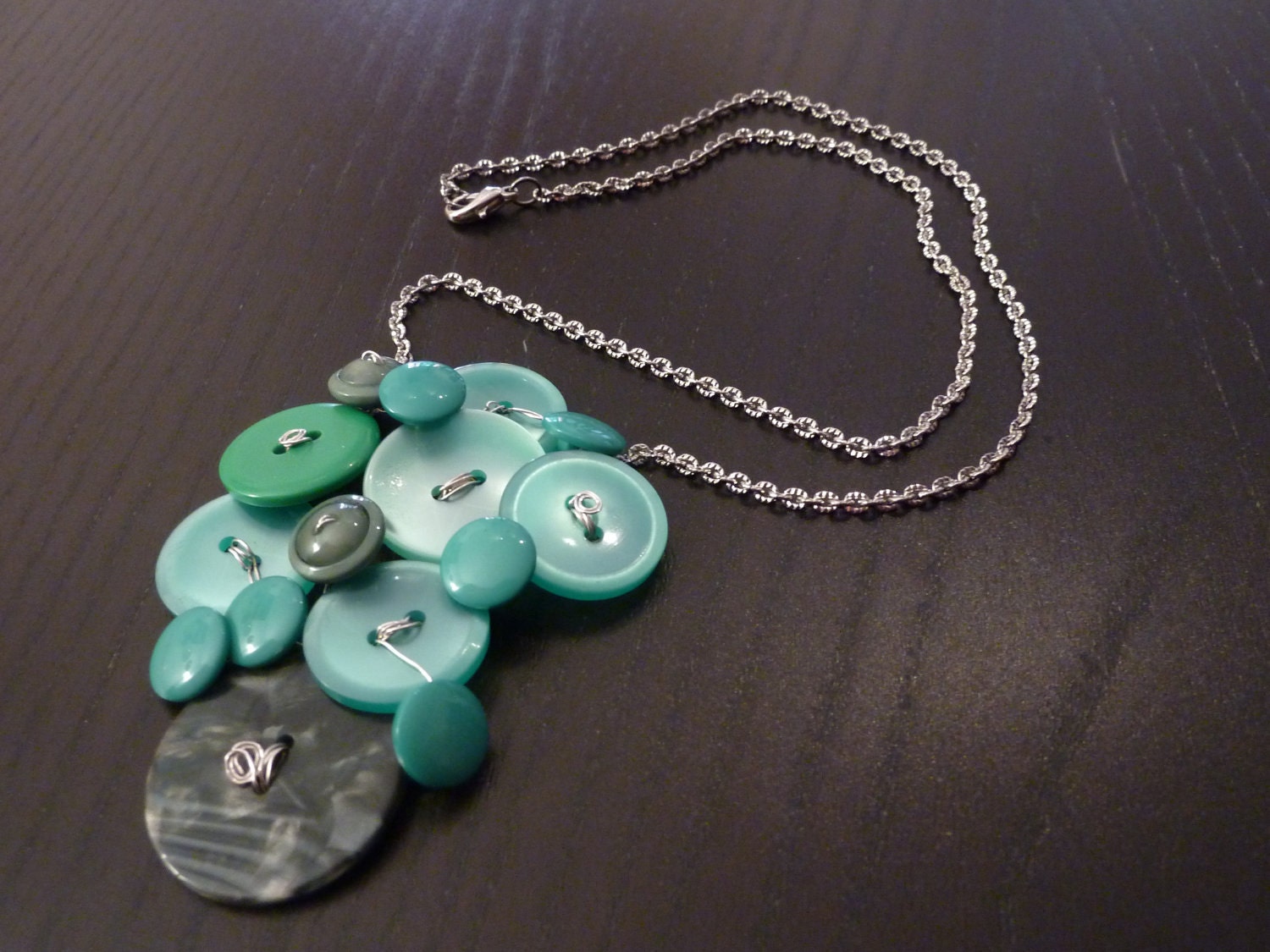 vintage buttons necklace green shade ( mint - ivy ) , grapes shaped central part - wire wrapped - handmade