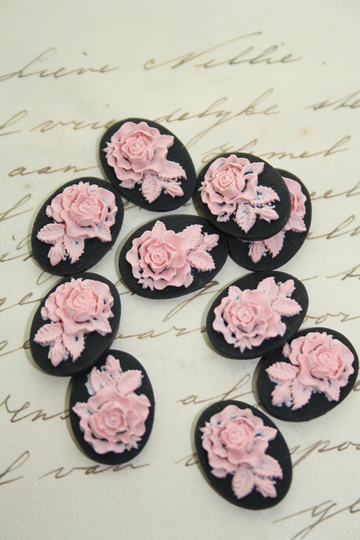 10 unset rose cameos - Pink on black