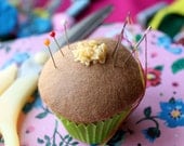Pin cushion nut muffin in felt /Pin coussin nut muffin  en feutrine