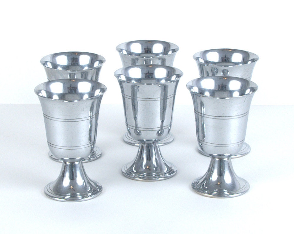 Farberware Art Deco Chrome Plated Cocktail Shaker and 6 Cups Set