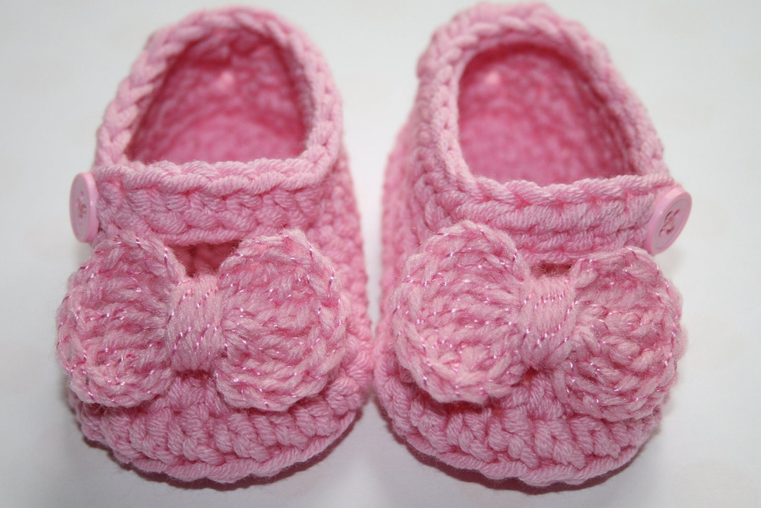 Pretty in pink crochet baby girl mary janes shoes slippers booties sparkly pink bow buttons baby gift
