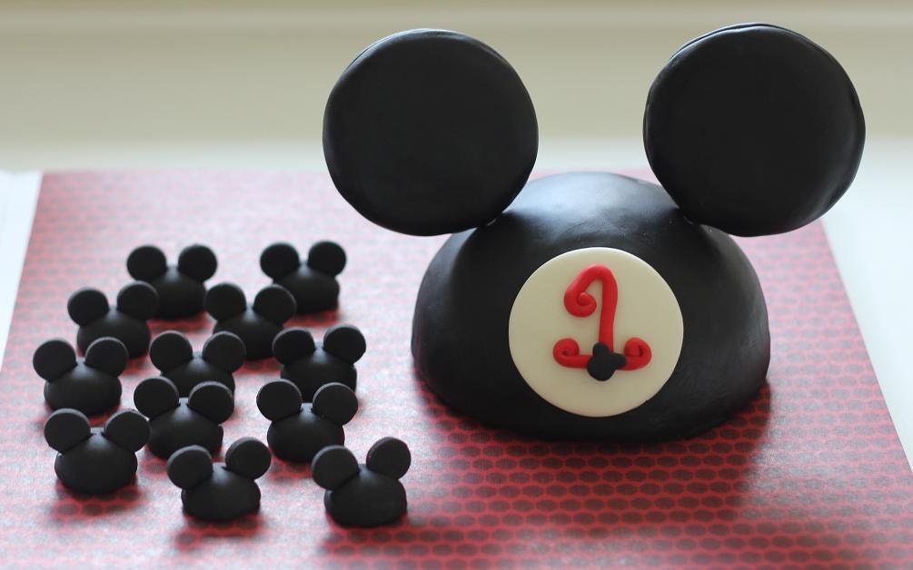 Mickey Mouse-Inspired Cake Party Set - 3D Mickey Cake Topper and Cupake Toppers