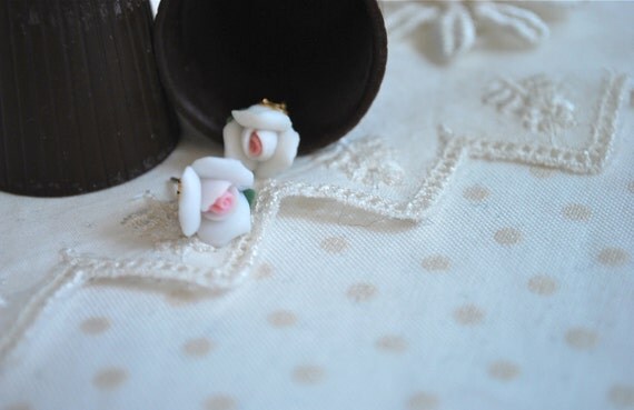 Super Cute Clay Flower Stud Earrings in White NEW Sterling Silver Post