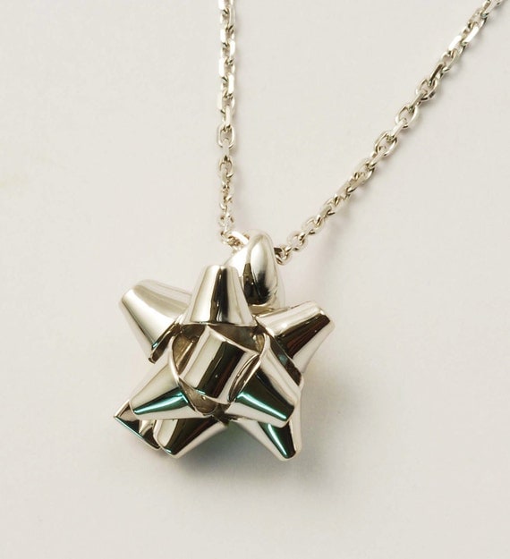 18 k starred node necklace
