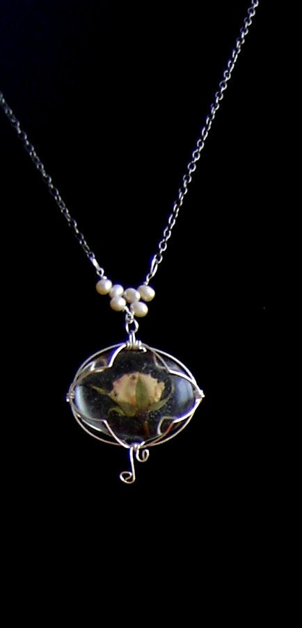 Necklace, pressed flower jewelry. Necklace with a natural rose ( resin ). Single flower pendant. Romantic sweet pendant.