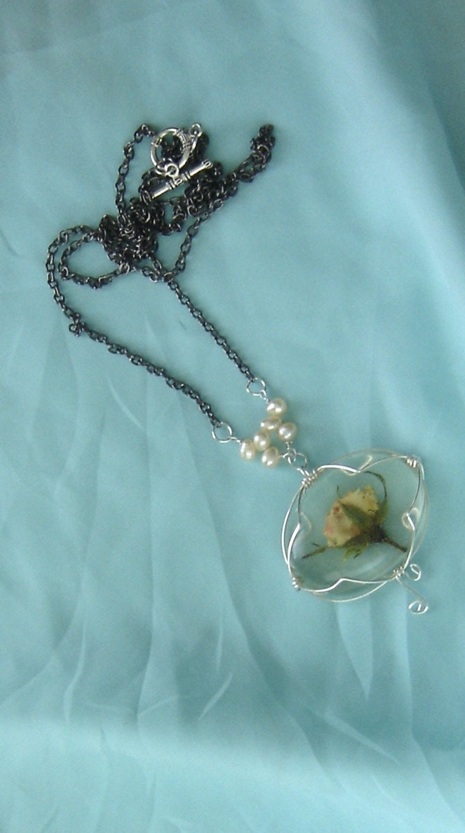 Necklace, pressed flower jewelry. Necklace with a natural rose ( resin ). Single flower pendant. Romantic sweet pendant.