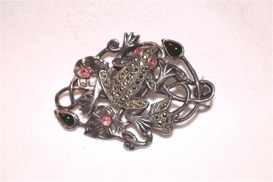Art Deco Vintage Silver and Marcasite Frog and Lily Pad Brooch with Onyx and Garnets Marked