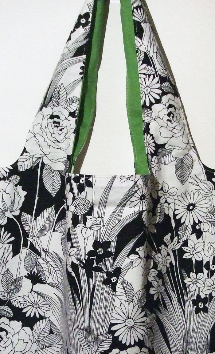 Flowergarden In Black & White - Marketbag