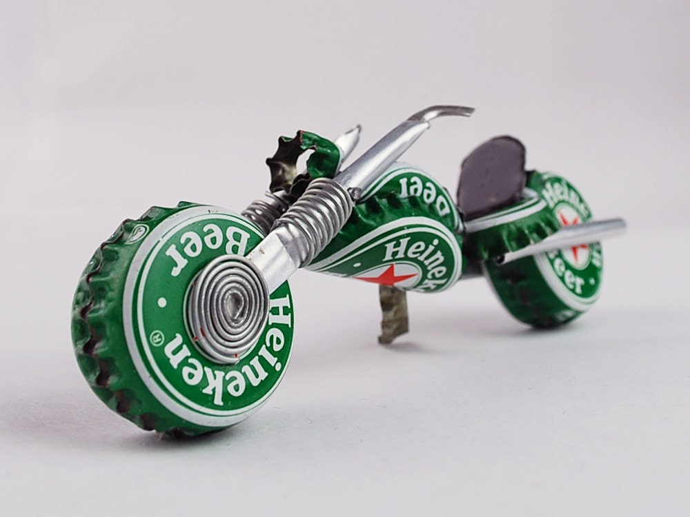 Heineken Redneck Chopper, purdy gift fer motorcycle lovers, made outta beer caps