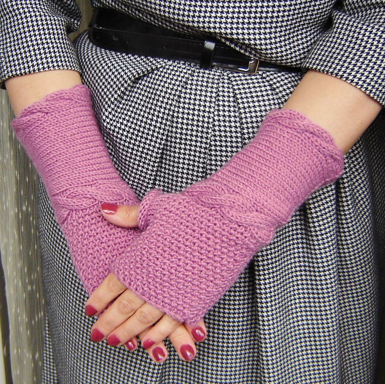 Lilac fingerless gloves.
