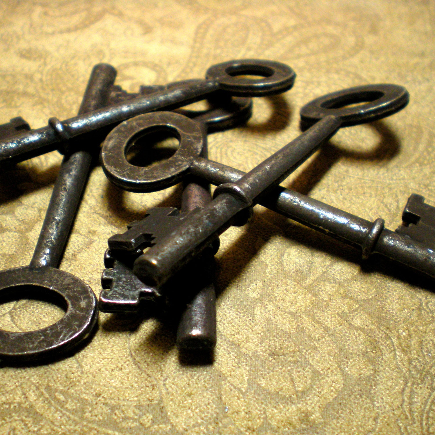 5 black rustic metal skeleton keys.