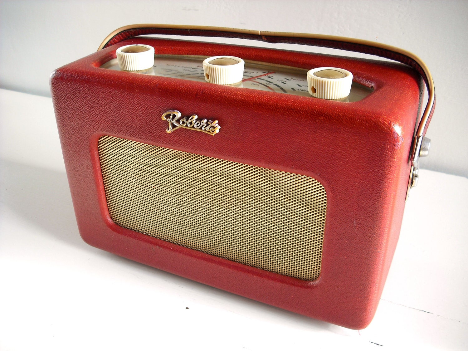 1960's Collectible Roberts R200 Transistor Radio in red. Leather-covered teak case. English early 60's vintage. Fully working
