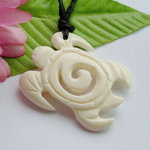 Handmade Carved Bone Sea Turtle Pendant New Zealand Maori / Polynesian / Hawaiian Necklace (NZ203)