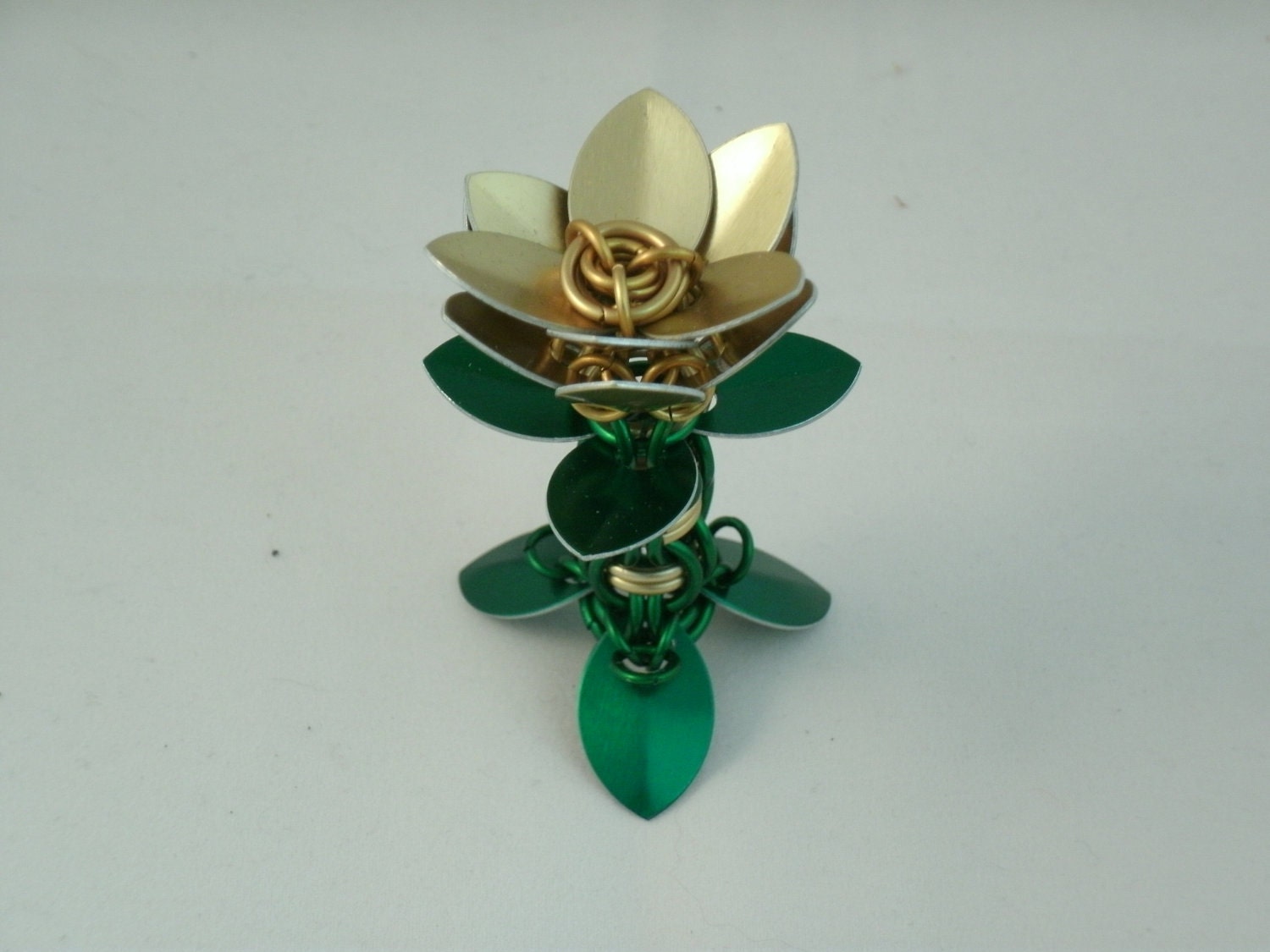 Small Chain and Scale Flower in Gold