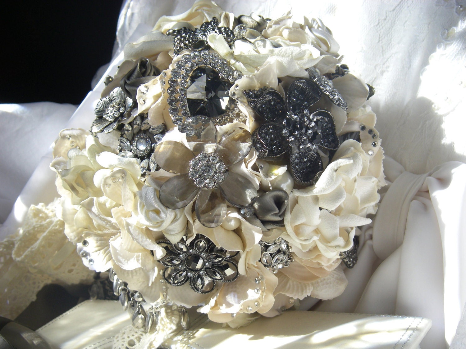 NATASHIA - Champagne / Ivory Lace Brooch Bridal Bouquet