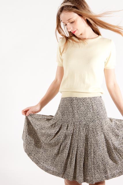 80s preppy bon ton pleated skirt, with little daisies print.