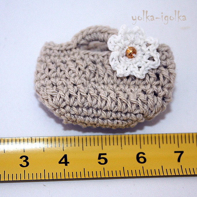 Crochet Appliques. Hat, bag and shoes. Gray, natural