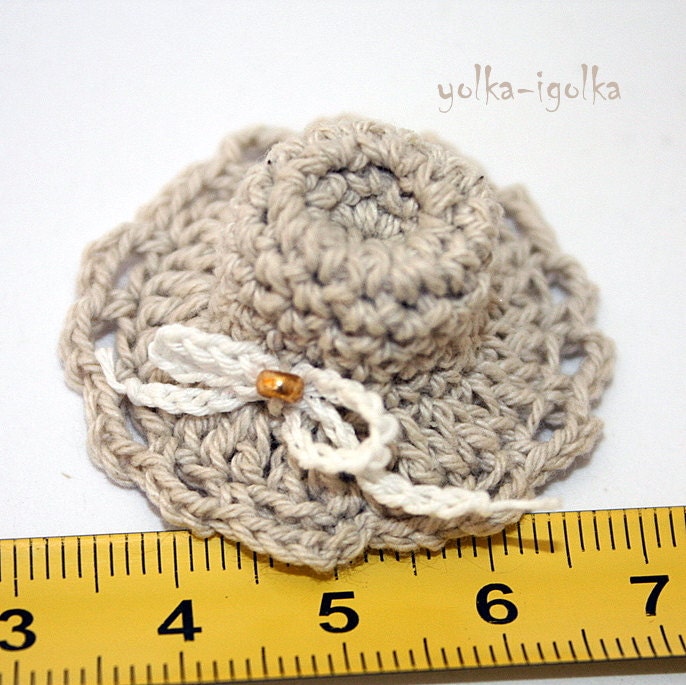 Crochet Appliques. Hat, bag and shoes. Gray, natural