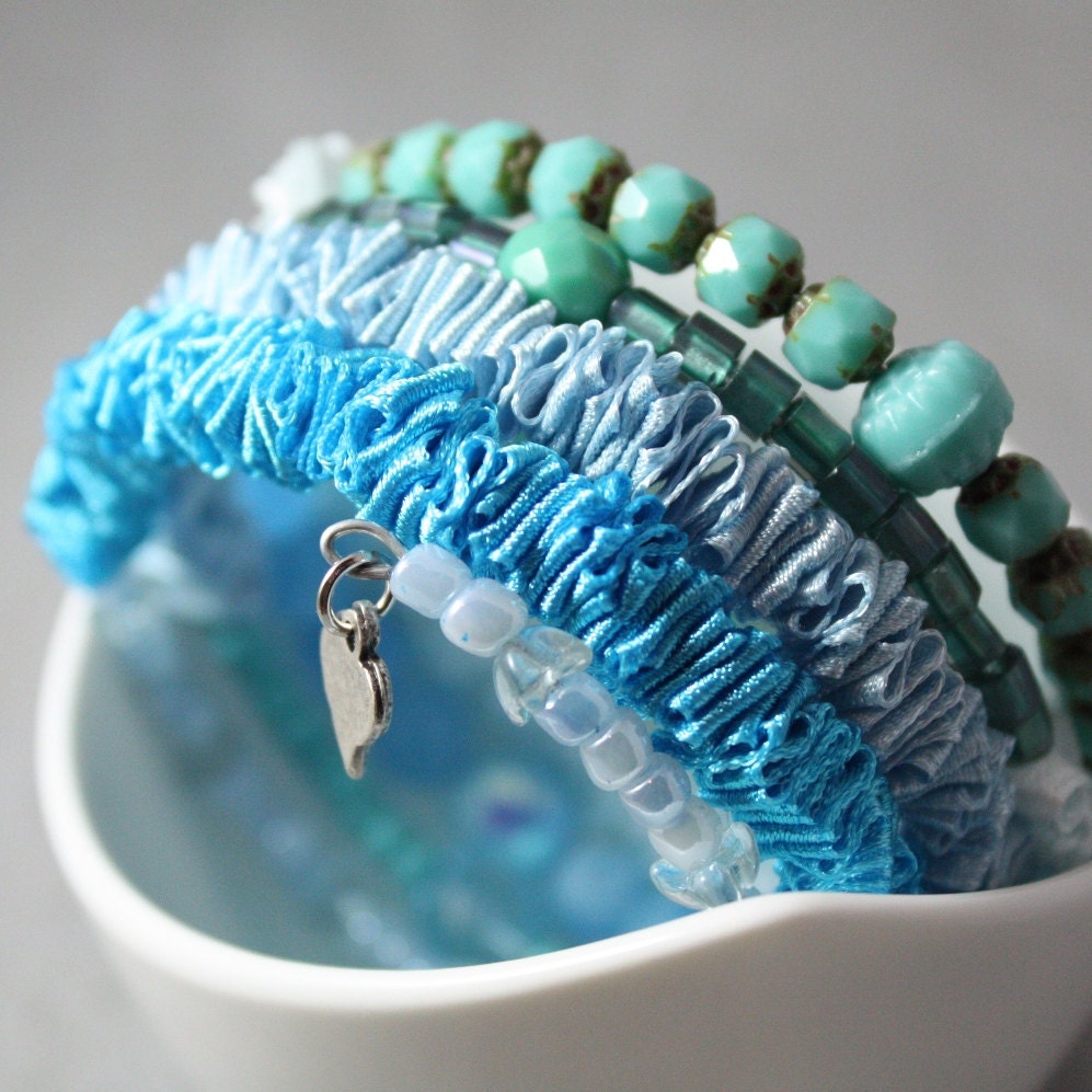 Memory wire bracelet. Turquoise, pastel green and teal. Fabric bracelet. Beaded bracelet. Gift for wife