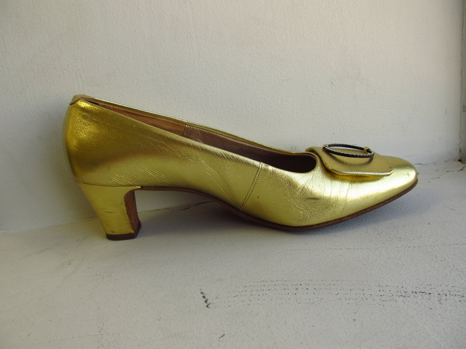 15% off SALE 1960s Gold Pumps with Rhinestone Buckles / Serenades by Florsheim / Metallic Gold Heels / Size 7