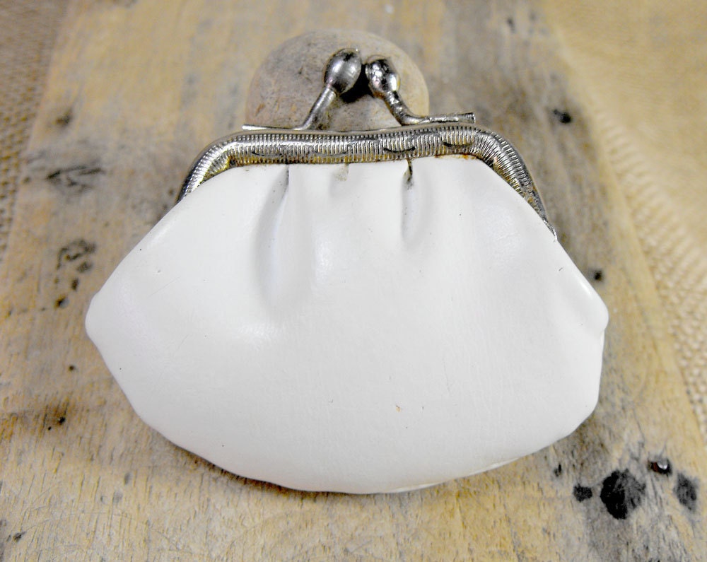 Tiny coin purse in white. Super cute and totaly vintage. Child size.