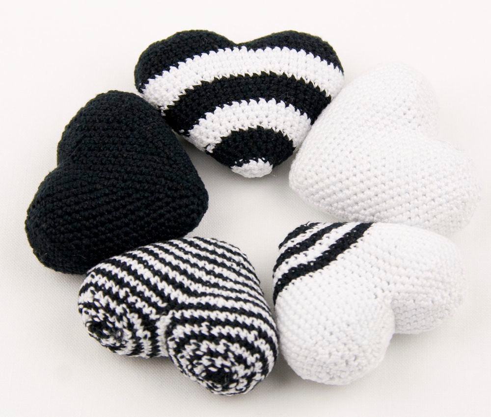 Love - Black and white crochet valentine hearts in coton