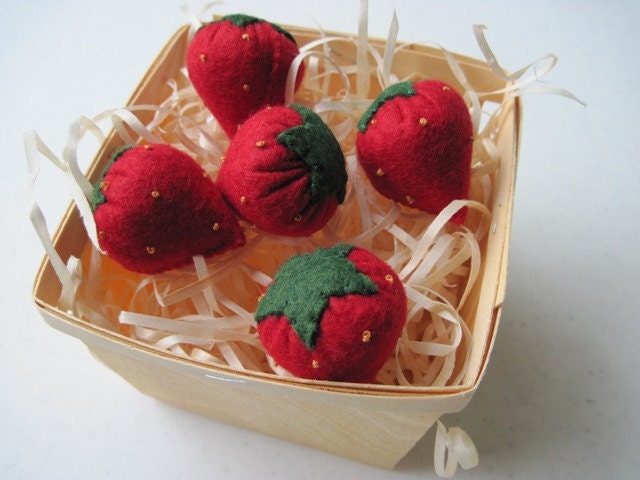 Felt Strawberries in Wooden Berry Basket - FiddledeeDeeCraft