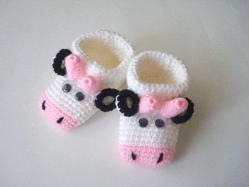 crochet baby shoes, pink white baby shoes, cow Baby Booties slippers, animals crochet baby shoes booties 0 - 12 months, knitted slippers