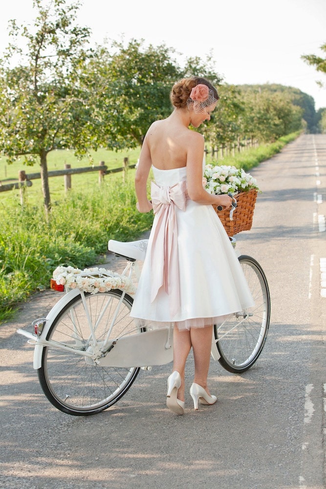 Hanna- short, strapless wedding dress with vibrant skirt and soft- pink/ nude bow in the back, made of pure silk by noni