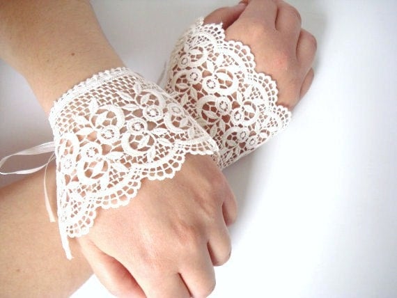 Lace Cuffs, Lace Wedding Accessory, Bridal accessory, Fingerless Gloves, Ivory