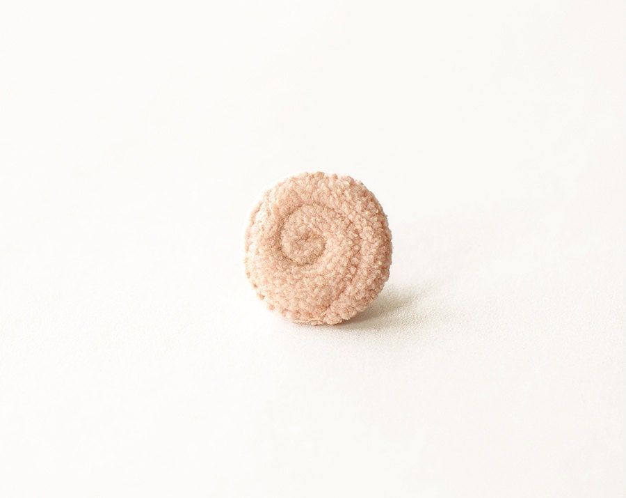 Plush sea shell brooch / Beach summer souvenir in pale pink / Halloween gifts for kids