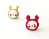 Christmas gifts for kids / Set of 2 cute bunny brooches / 2 cute rabbits in red and green / Made to order