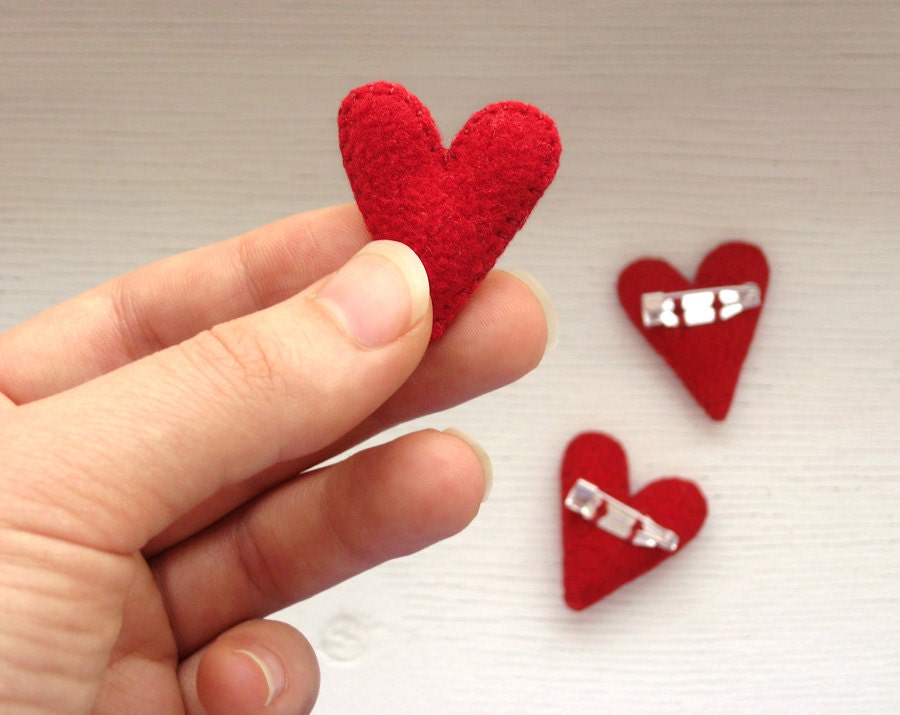 1 pcs. Red heart plush brooch / Valentine gift / Love gift for her