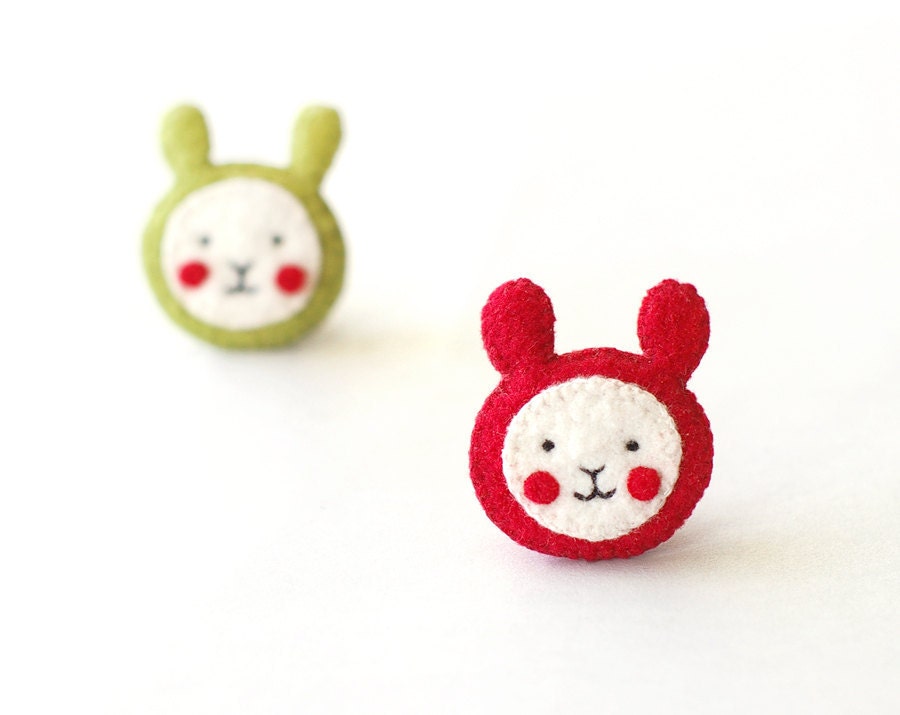Christmas gifts for kids / Set of 2 cute bunny brooches / 2 cute rabbits in red and green / Made to order