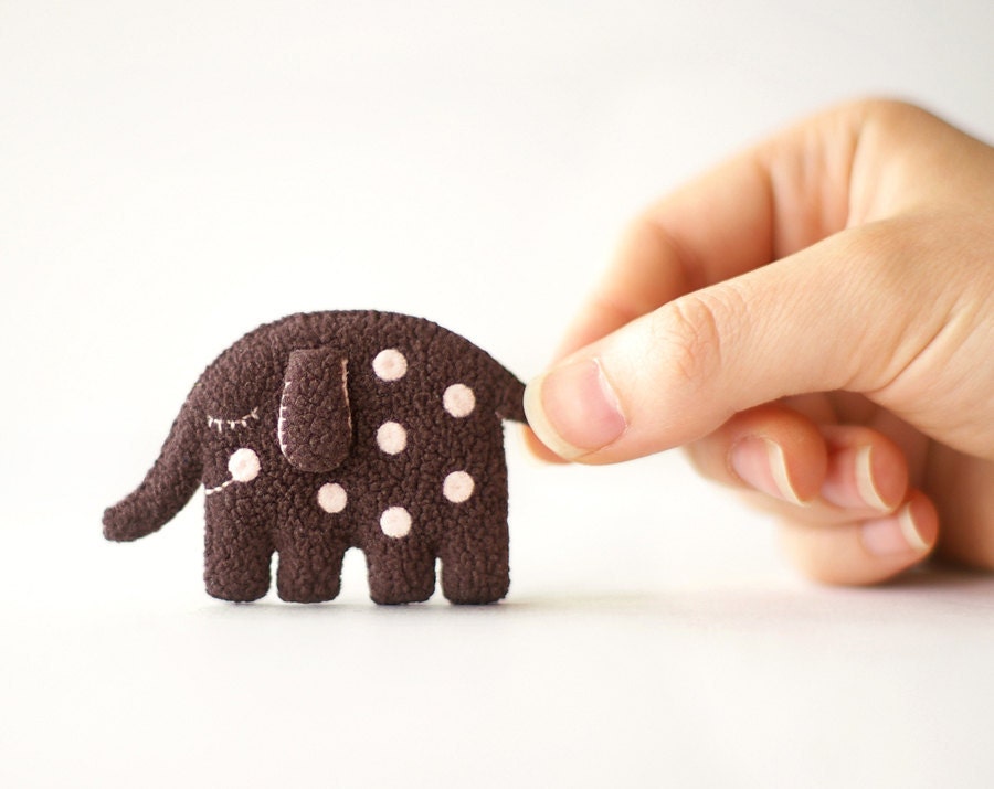 Cute polka dot sleeping elephant brooch / Plush animal brooch in dark brown and pale pink / Christmas gifts for kids