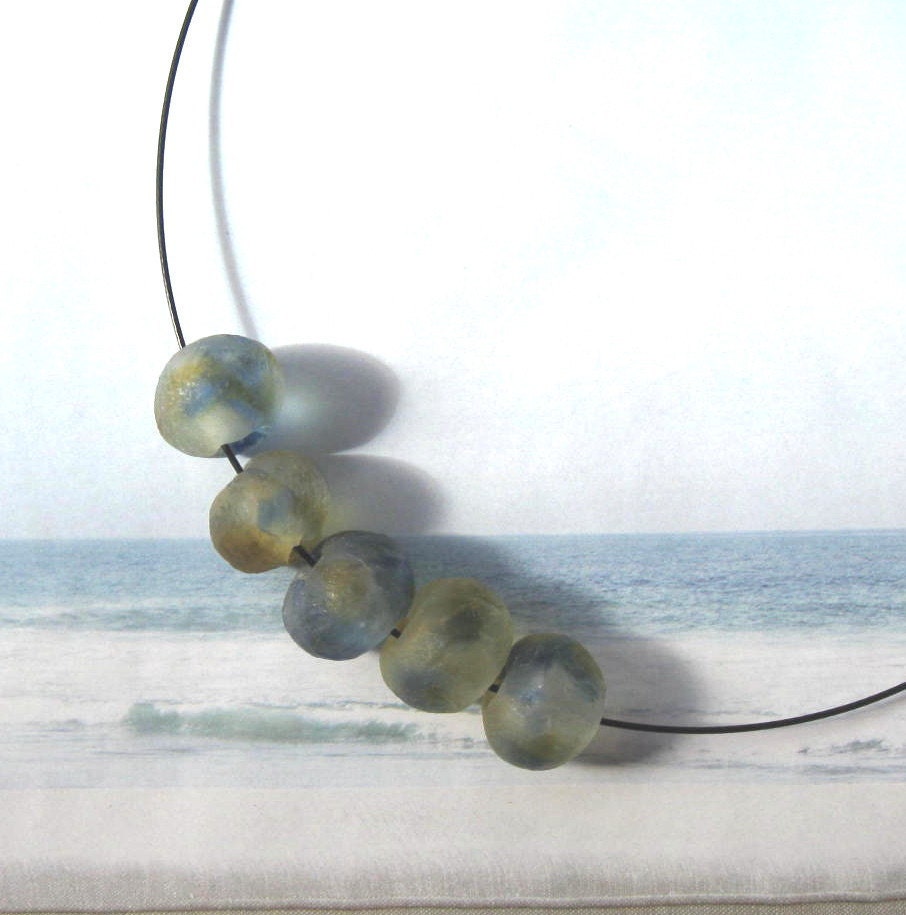 Jewelry Glass Bead Necklace on a wire choker