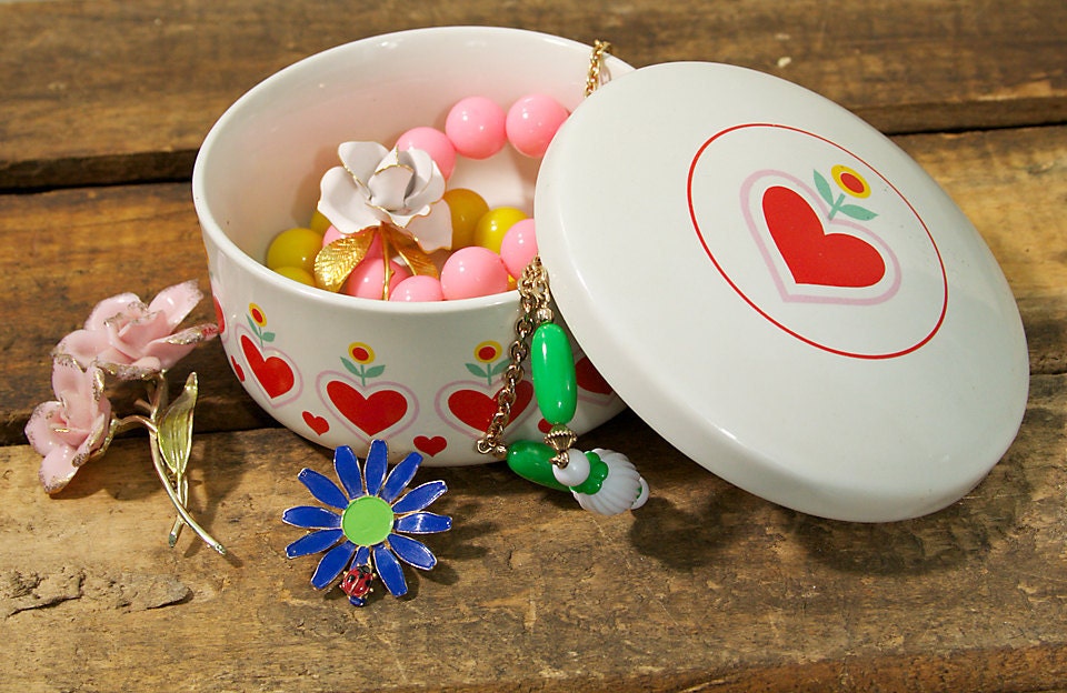 Vintage / Retro Ceramic Jewerly / Trinket Box With Heart Design