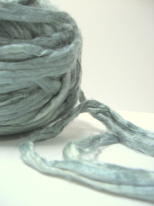 1 oz (28g) Mulberry Silk Roving Top SILVER GREEN