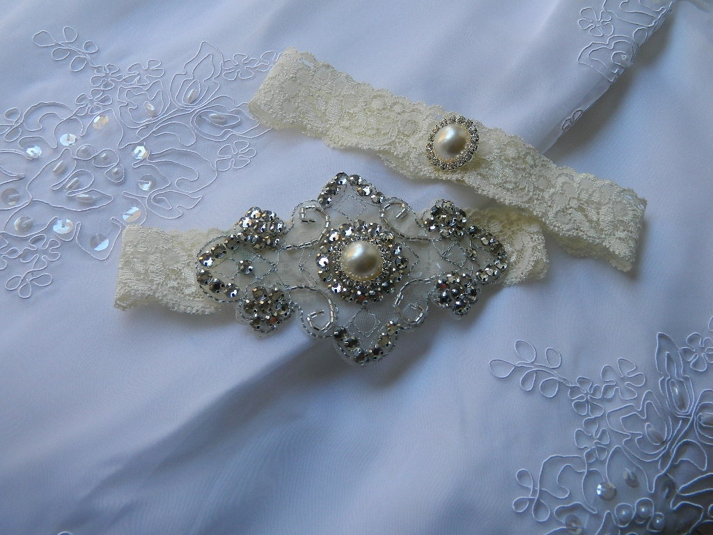 Stretch Lace Wedding Garter Set With Pearl And Rhinestone applique Centering