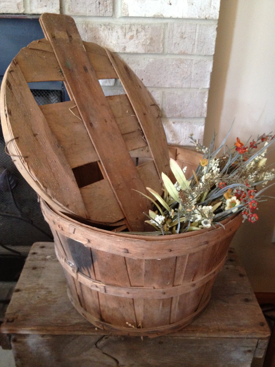 Vintage - 1/2 bushel wooden basket with lid