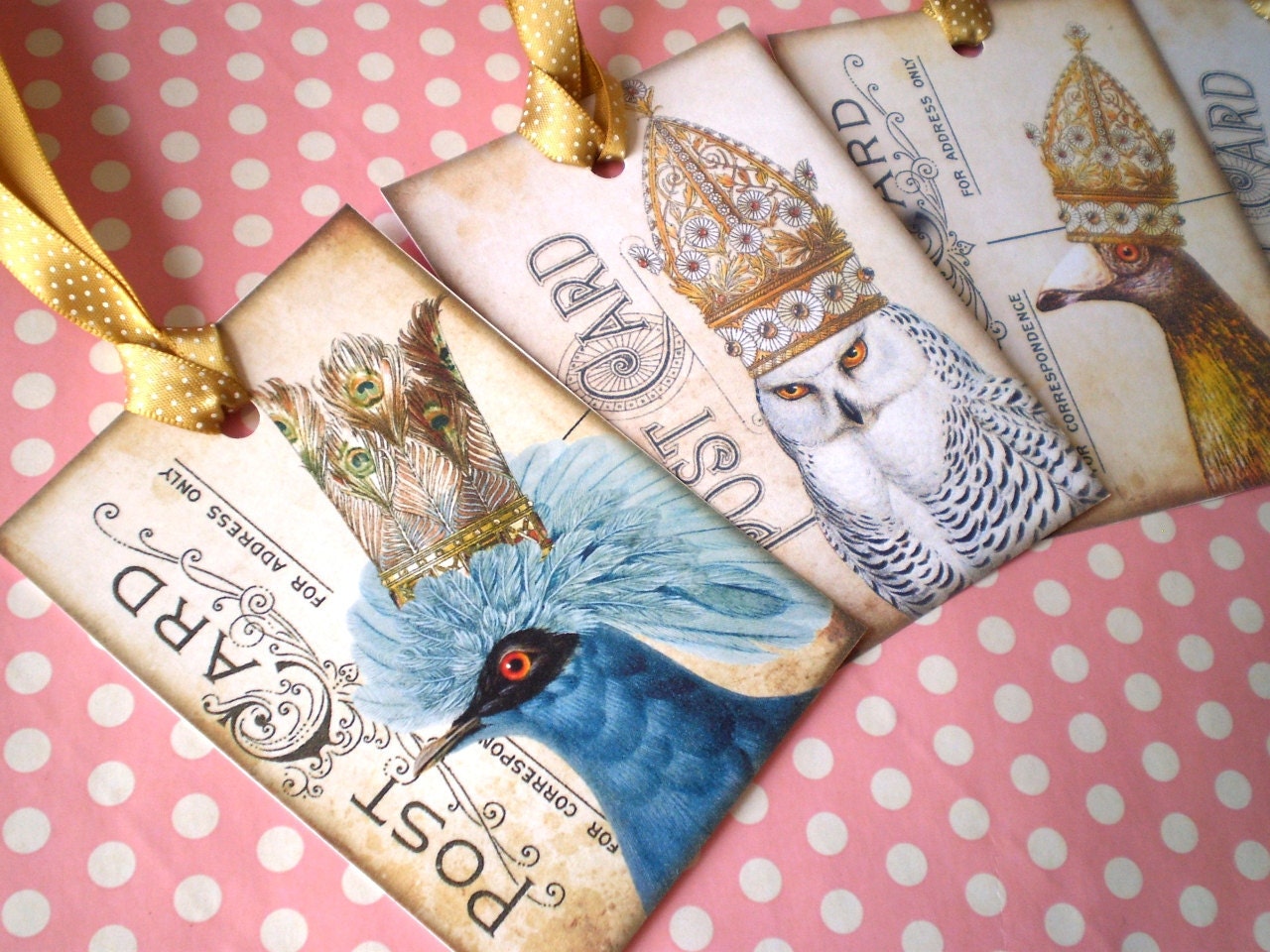 6x crowned birds gift tags on vintage background