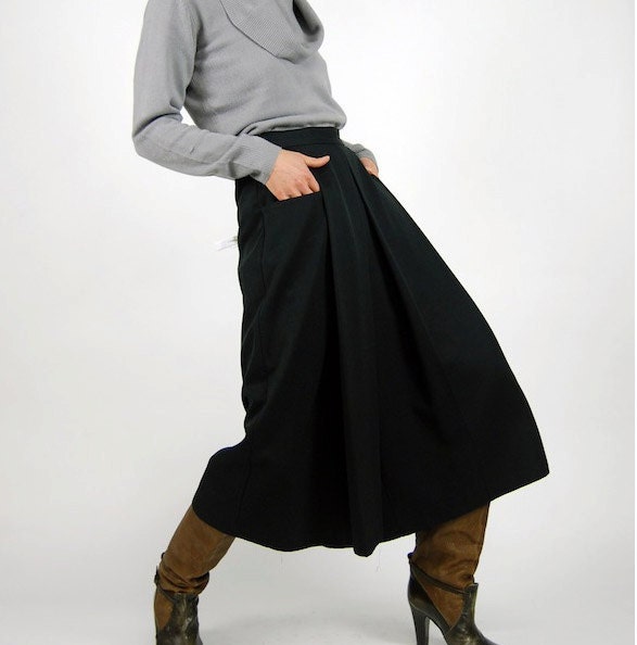 Vintage Box Pleat Black Coolots Sz 4