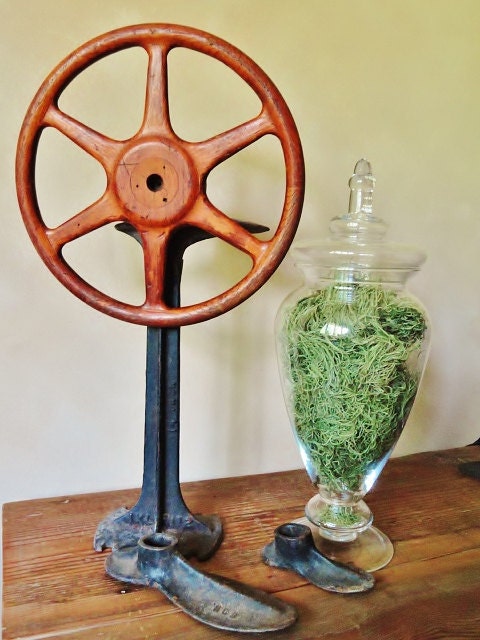 Vintage Iron Cobbler Shoe Forms and Stand, 4 Piece Set