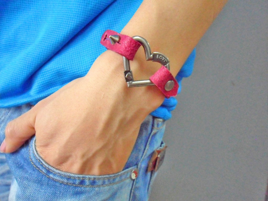 Bangle leather bracelet love bracelet women bracelet girls bracelet made of alloy heart and pink leather wrist bracelet  SH-1740