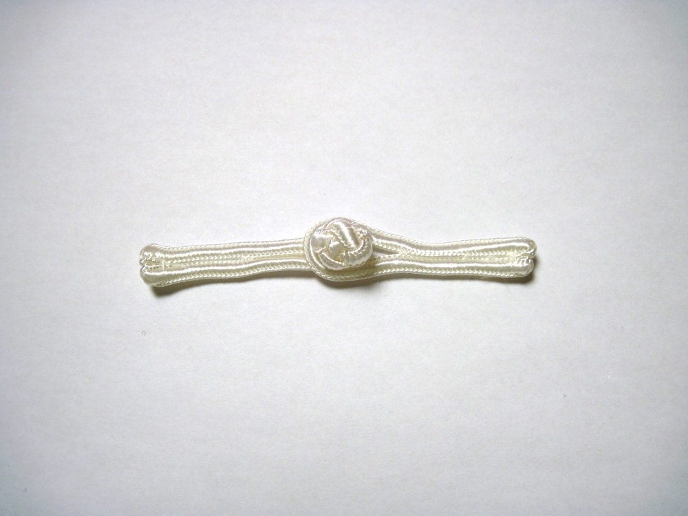 Vintage cream circle knot frog closure