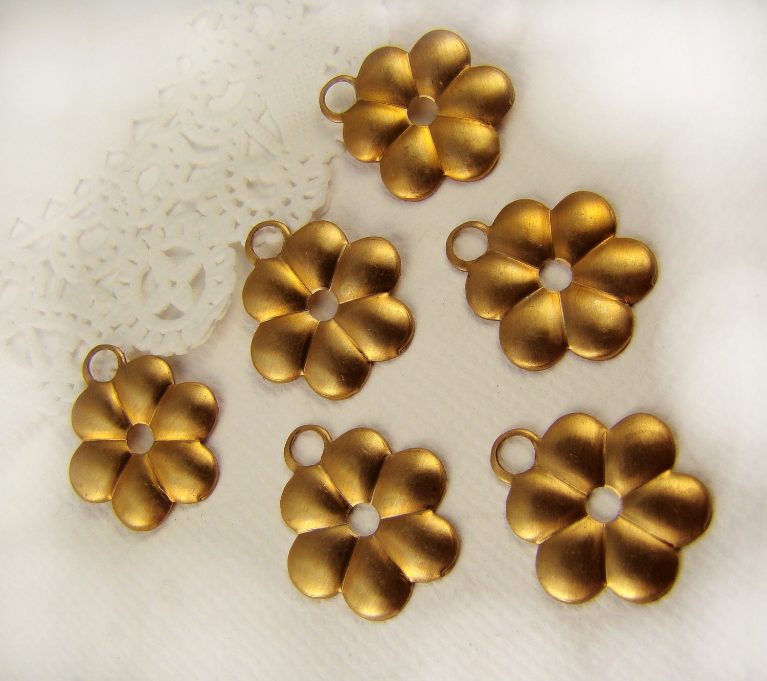 Vintage Brass Daisy Flower Stamping Charms, Drops (6)