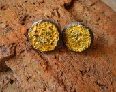 Post round yellow earrings