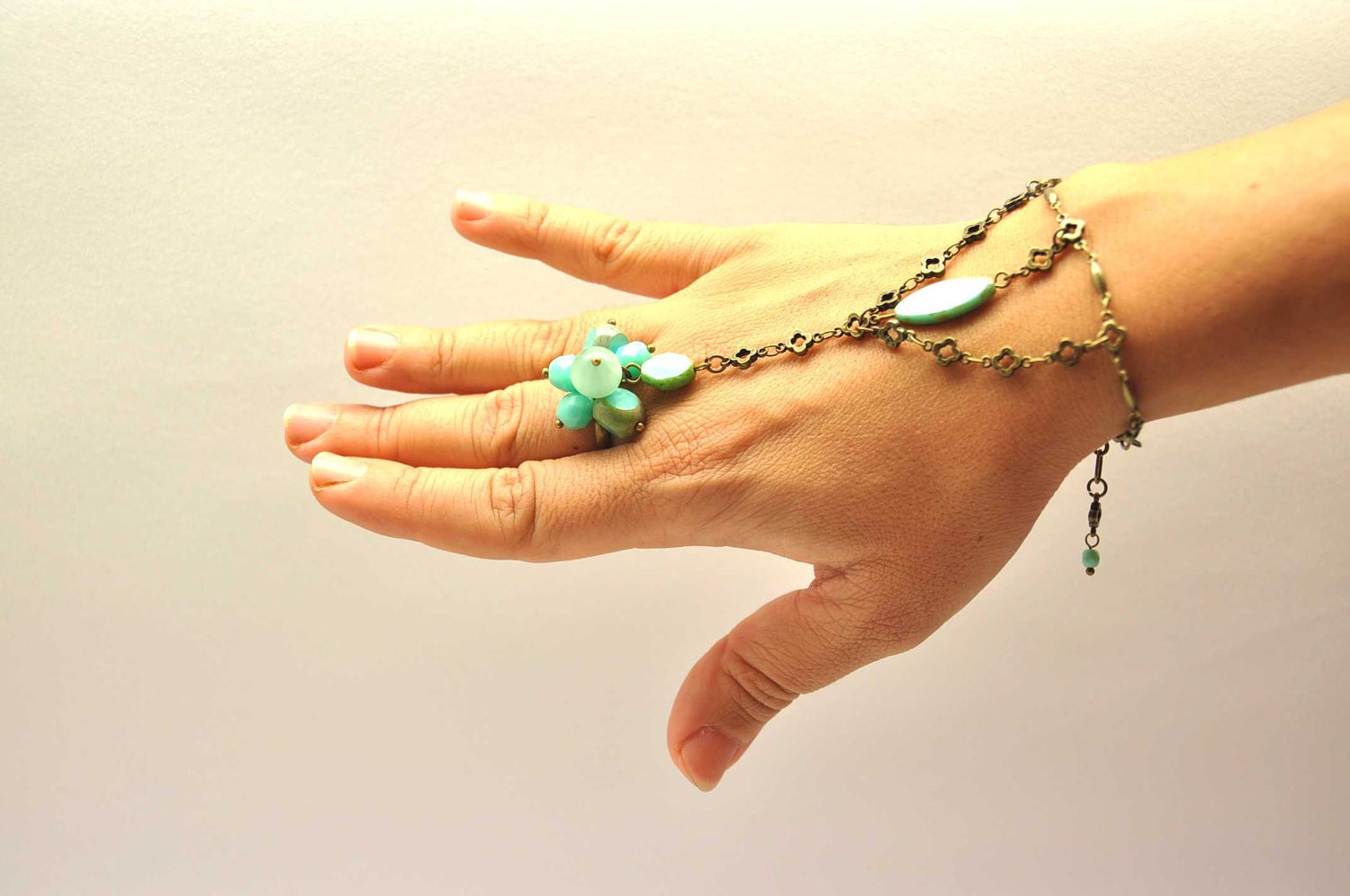 Fabulous ring bracelet, made with turquoise czech picasso glass beads, a delicate antique brass chain
