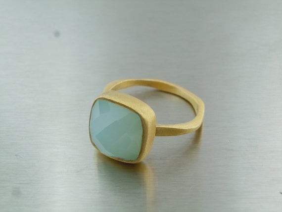 Chalcedony Ring (Medium Gold)